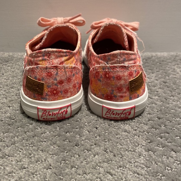 Adorable Summer Sneakers! - Picture 3 of 5